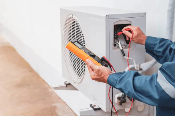 Wartung einer Split-Klimaanlage durch einen Fachtechniker Techniker bei der Wartung einer Klimaanlage – fachgerechter Klimaanlagenservice mit Planung und Beratung.